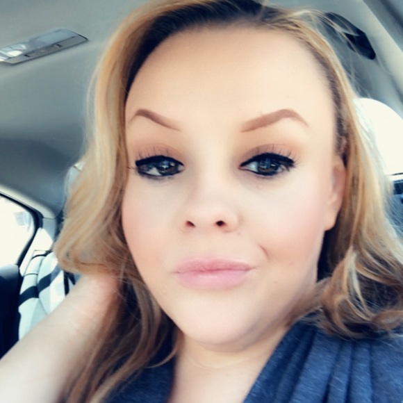 Profile Picture of Melissa Olvera (@lkkolvera) on Poshmark