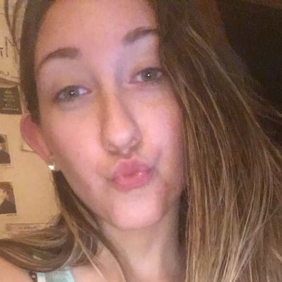 Profile Picture of Kendra Alves (@kendralynn17) on Poshmark