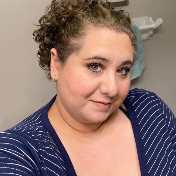 Profile Picture of Alexa Margolis (@alexamargolis) on Poshmark