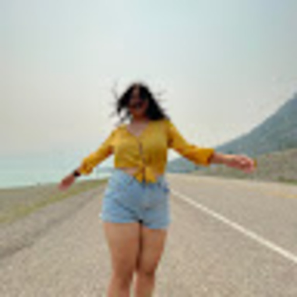 Profile Picture of Chloevie Cosay (@chloevie143) on Poshmark