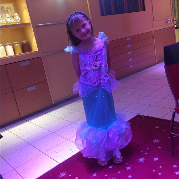 Profile Picture of Anne Fuhs (@annefuhs) on Poshmark