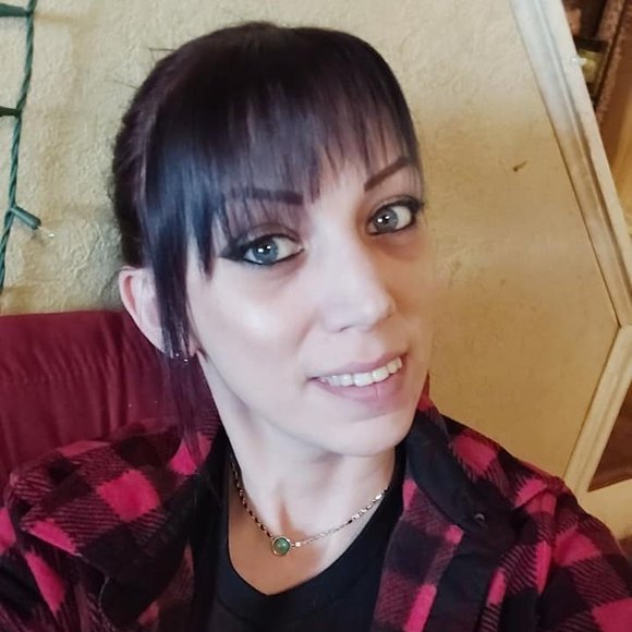 Profile Picture of April Maciolek (@ajm0801) on Poshmark