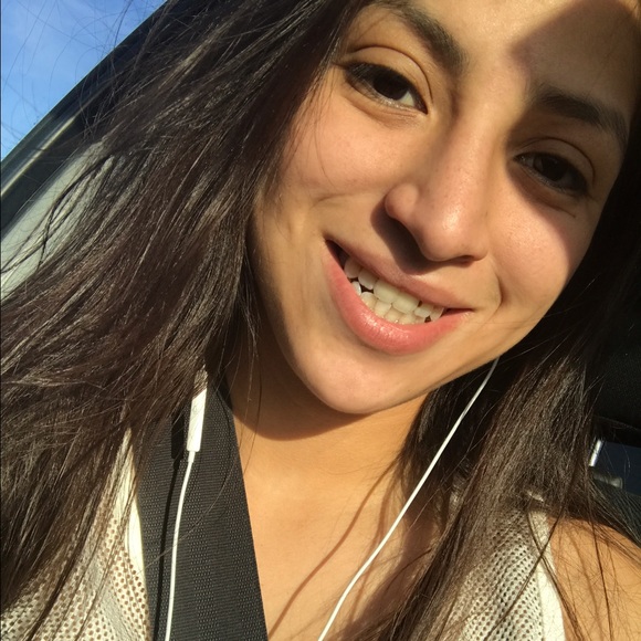 Profile Picture of Brianna Burgos (@finessinbri) on Poshmark