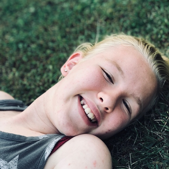 Profile Picture of Anne Hallenbeck (@anne_hallenbeck) on Poshmark