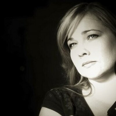 Profile Picture of Lara Beck (@yourreflexion) on Twitter