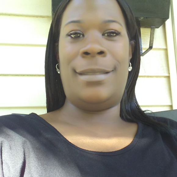 Profile Picture of Trilaina Qualls (@lovelyt1) on Poshmark