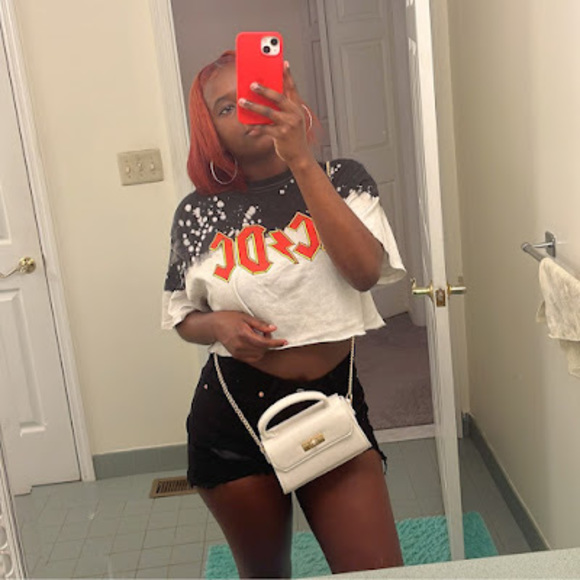 Profile Picture of Hilary Hinestroza (@hilaryhinestroz) on Poshmark