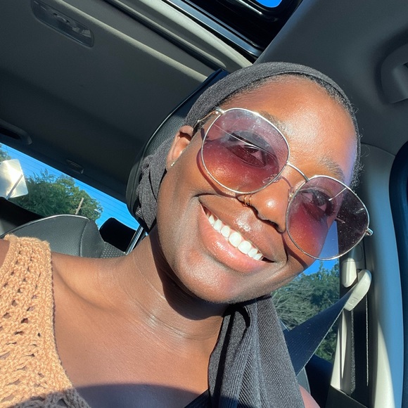 Profile Picture of Lena Tobin (@lenabtobin) on Poshmark