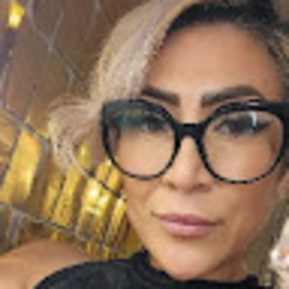 Profile Picture of Yesenia Campos (@yeseniacampos85) on Poshmark