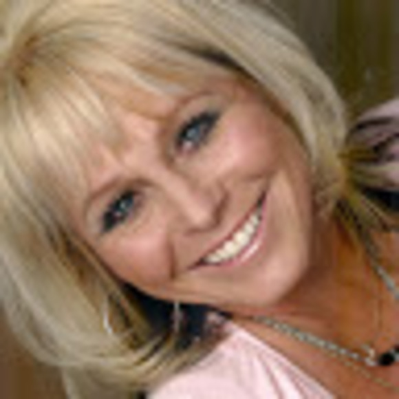 Profile Picture of Kim e Yeates (@kimeyeates) on Poshmark