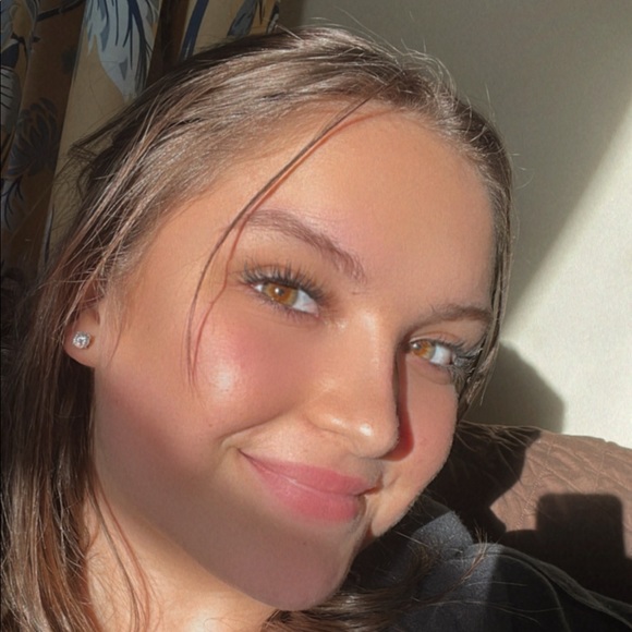 Profile Picture of Brianna Hurlock (@briannahurlock) on Poshmark