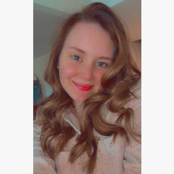 Profile Picture of Calli Neuhoff (@callineuhoff) on Poshmark