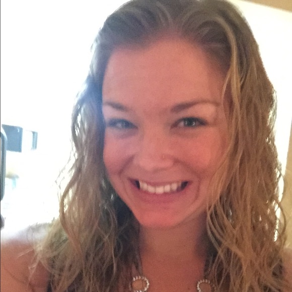 Profile Picture of Sarah Konzelman (@sek19) on Poshmark