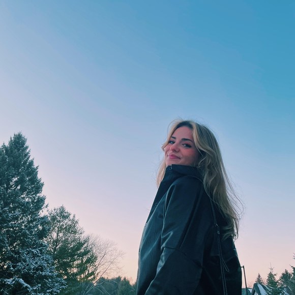 Profile Picture of Grace Binelli (@gracebinelli) on Poshmark