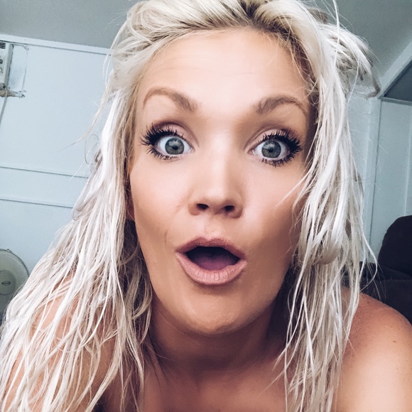 Profile Picture of Ariel Johanson (@blondareli) on Poshmark
