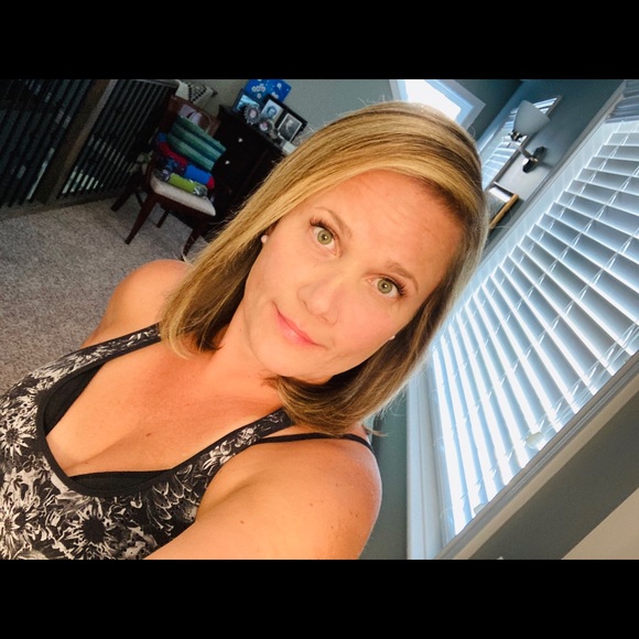 Profile Picture of Melanie Dickson (@meldurda) on Poshmark