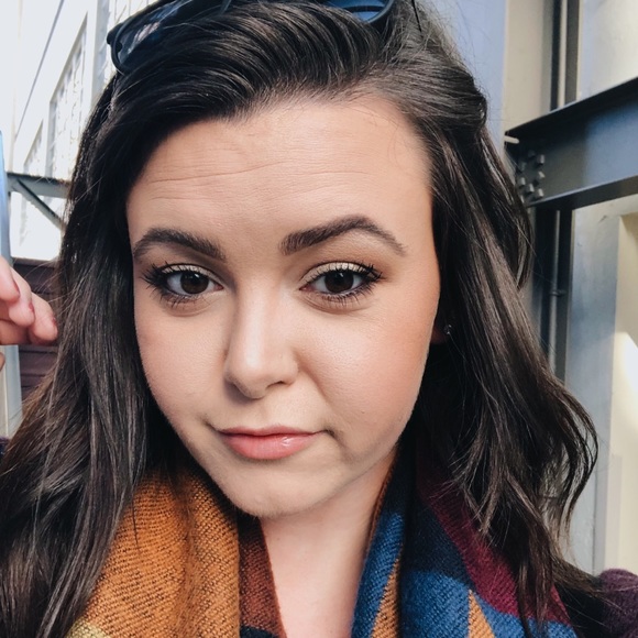 Profile Picture of Victoria Mullen (@v_mullen) on Poshmark