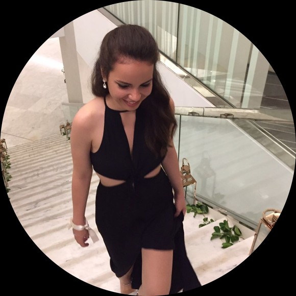 Profile Picture of Liz Akcay (@liz_akc) on Poshmark