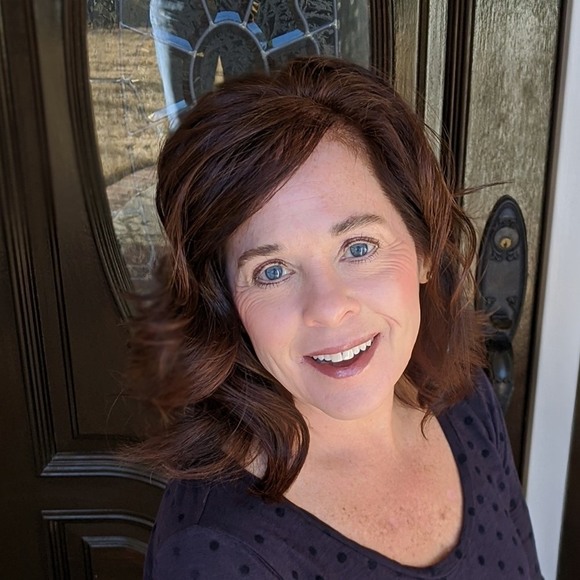 Profile Picture of Melanie Blenis (@mblenis) on Poshmark