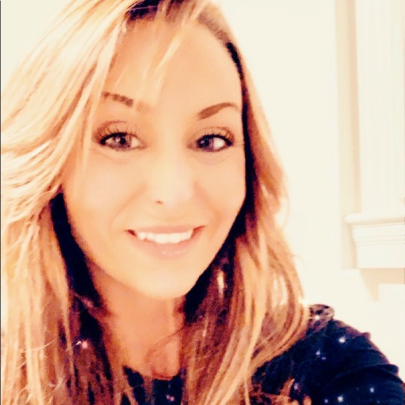 Profile Picture of Ashley Hagan (@ahagan0820) on Poshmark