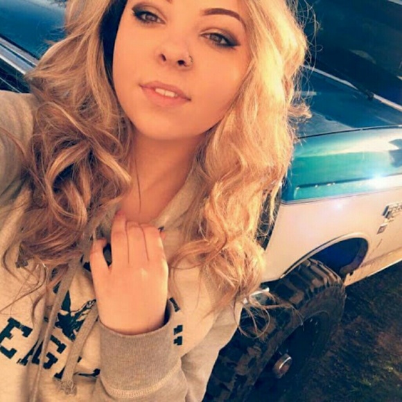 Profile Picture of Teen Teen (@hayleeee6896) on Poshmark