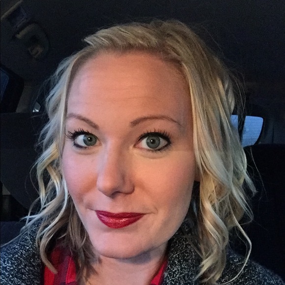 Profile Picture of Shannon Isern (@henrysm0m) on Poshmark