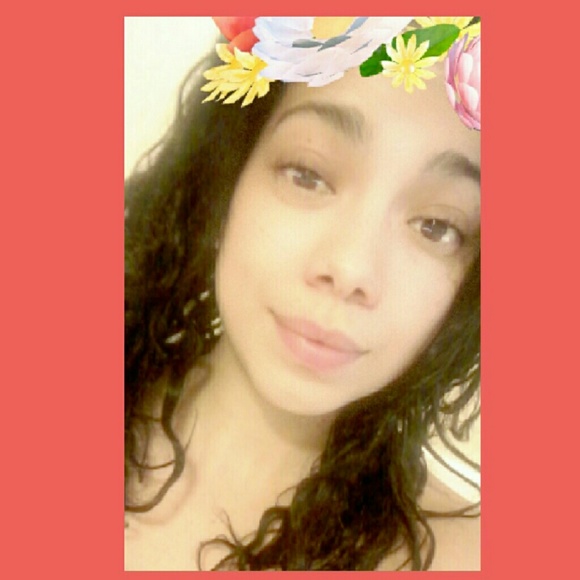 Profile Picture of Winifer Capellan (@larisa02) on Poshmark