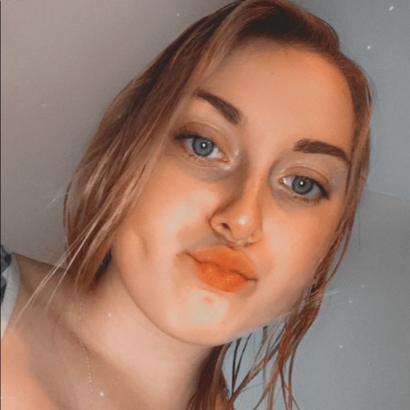 Profile Picture of Merissa Kligge (@merissa2k18) on Poshmark