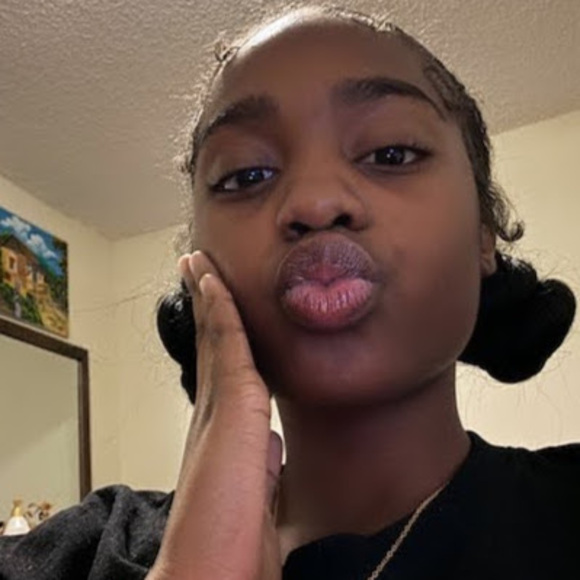 Profile Picture of Ariel Thomas (@arielthomas625) on Poshmark
