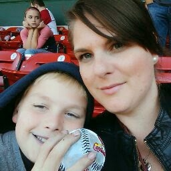 Profile Picture of Rachel Elliott (@raemanee) on Poshmark