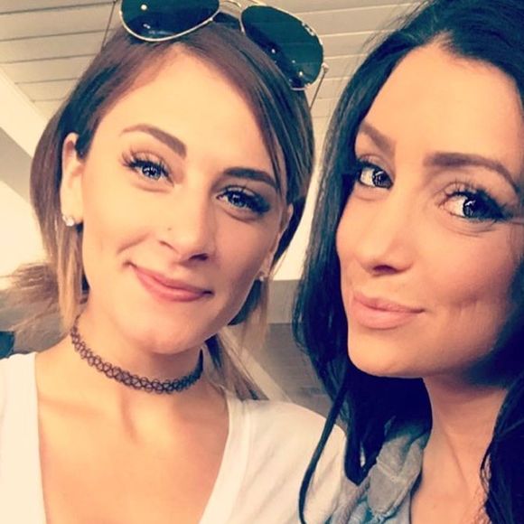 Profile Picture of Ashley Manoff (@ffonamyelhsa) on Poshmark