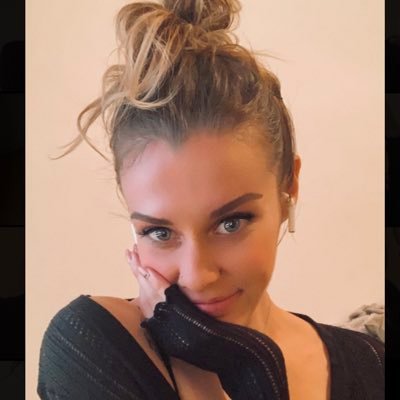 Profile Picture of Summer  🐚 (@ChrisMauBrown) on Twitter