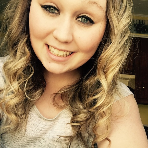 Profile Picture of Mackenzie Herzog (@macattackk) on Poshmark