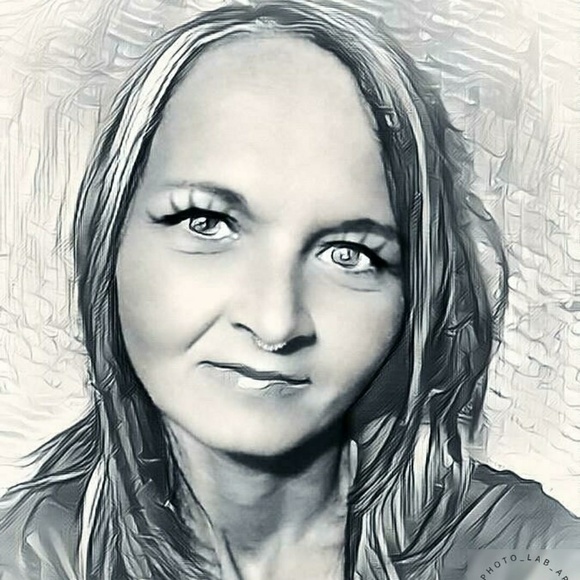 Profile Picture of Jennifer Harvell (@brokenone2) on Poshmark