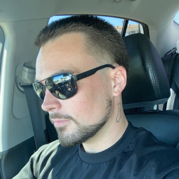 Profile Picture of Robert Murray (@robertmurray94) on Poshmark