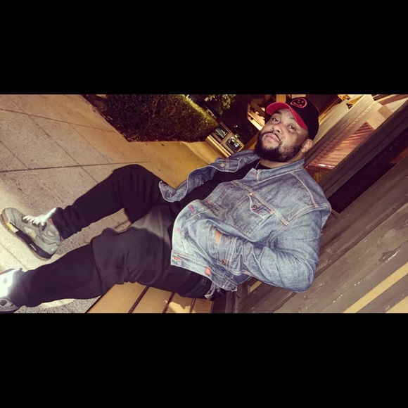 Profile Picture of Devin Warren (@devinwarren424) on Poshmark