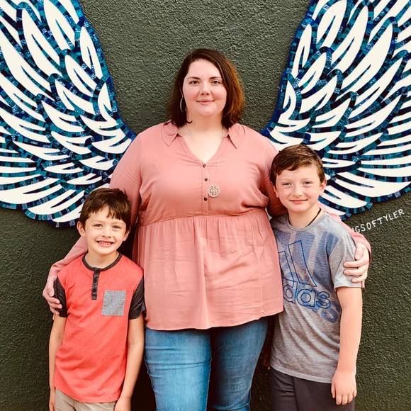 Profile Picture of Amanda Goudelock (@amandagoudelock) on Poshmark