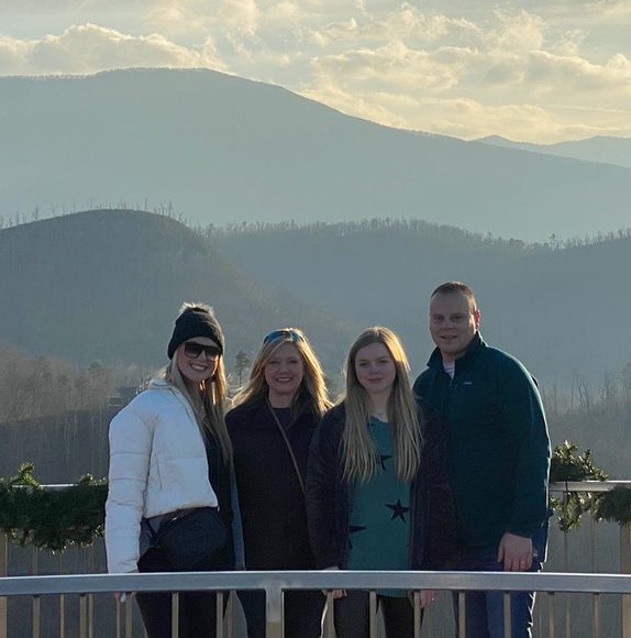 Profile Picture of Mandy Cummings (@mandy_cummings) on Poshmark