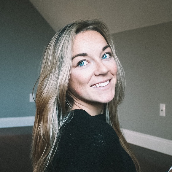 Profile Picture of Kelly Colizzi (@kwals917) on Poshmark