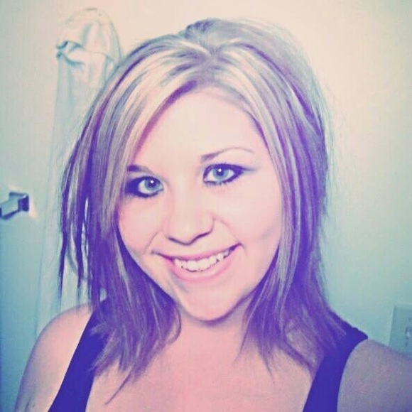 Profile Picture of Anna Rethwisch (@anna_rethwisch) on Poshmark