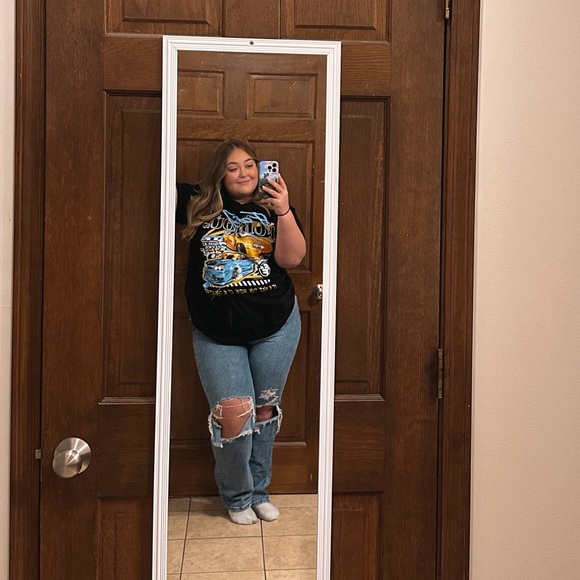 Profile Picture of Savana Adolphsen (@savanaadolphsen) on Poshmark