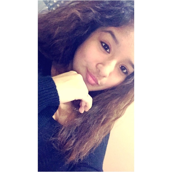 Profile Picture of Mirella Bautista (@mirellaa14) on Poshmark