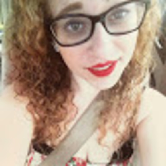 Profile Picture of Jodi Hager (@withpaintonher) on Poshmark