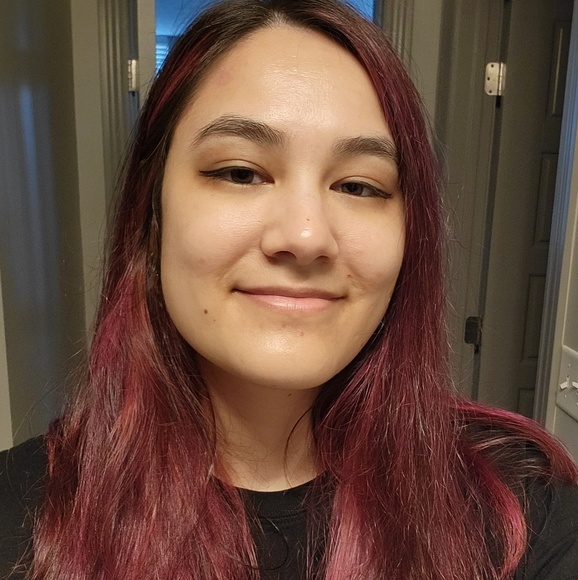 Profile Picture of Taylor Wong (@twongs92) on Poshmark