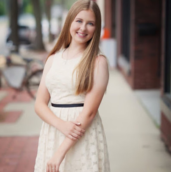 Profile Picture of Danielle Heugel (@danielleheugel) on Poshmark