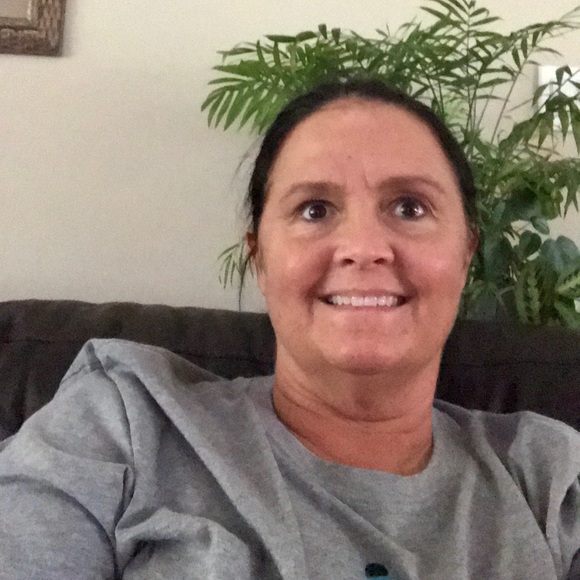 Profile Picture of Melanie Fasold (@melaniefasold) on Poshmark