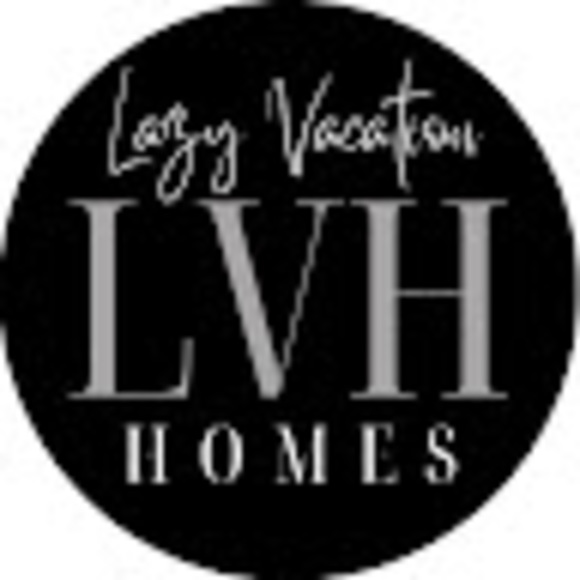 Profile Picture of Natalie & mike Della rocca (@nataliedellaroc) on Poshmark