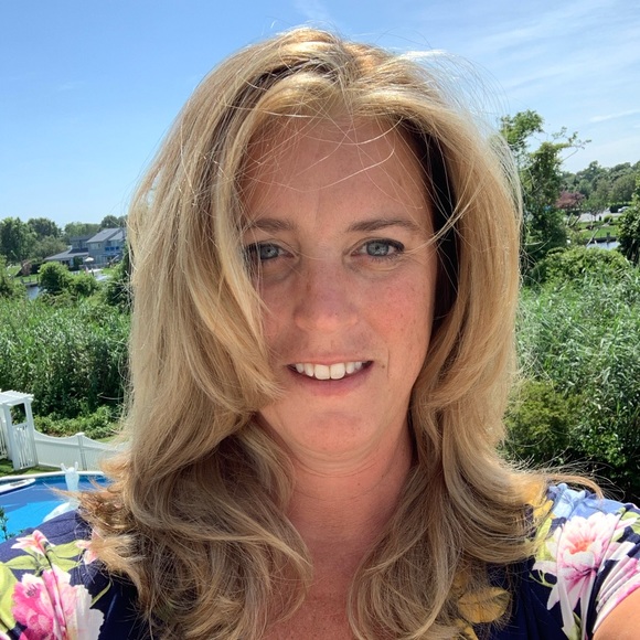 Profile Picture of Elta Bergold (@ecbny) on Poshmark