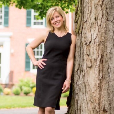 Profile Picture of R. Roche (@ElizabethRRoche) on Twitter