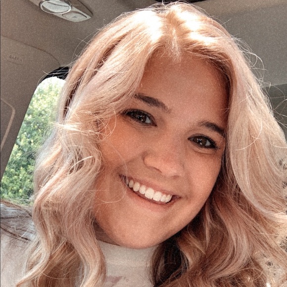 Profile Picture of Emily Erato (@emilyerato) on Poshmark
